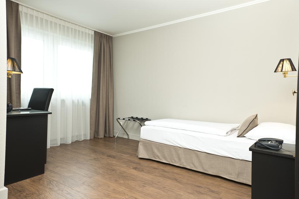 Hotel Munich North Neufahrn bei Freising Room photo